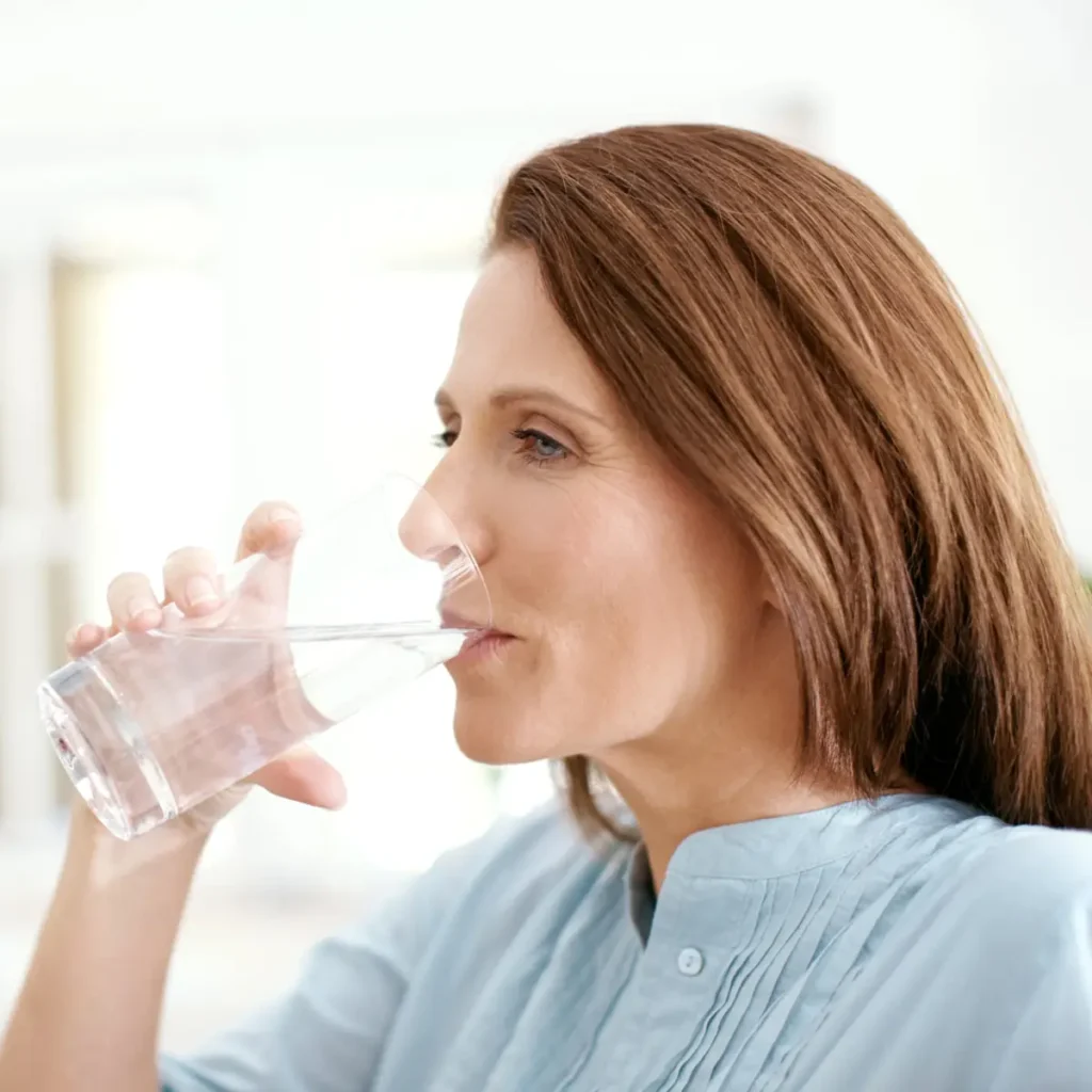 Frau mit Wasserglas (Beitrag zu Mundtrockenheit)