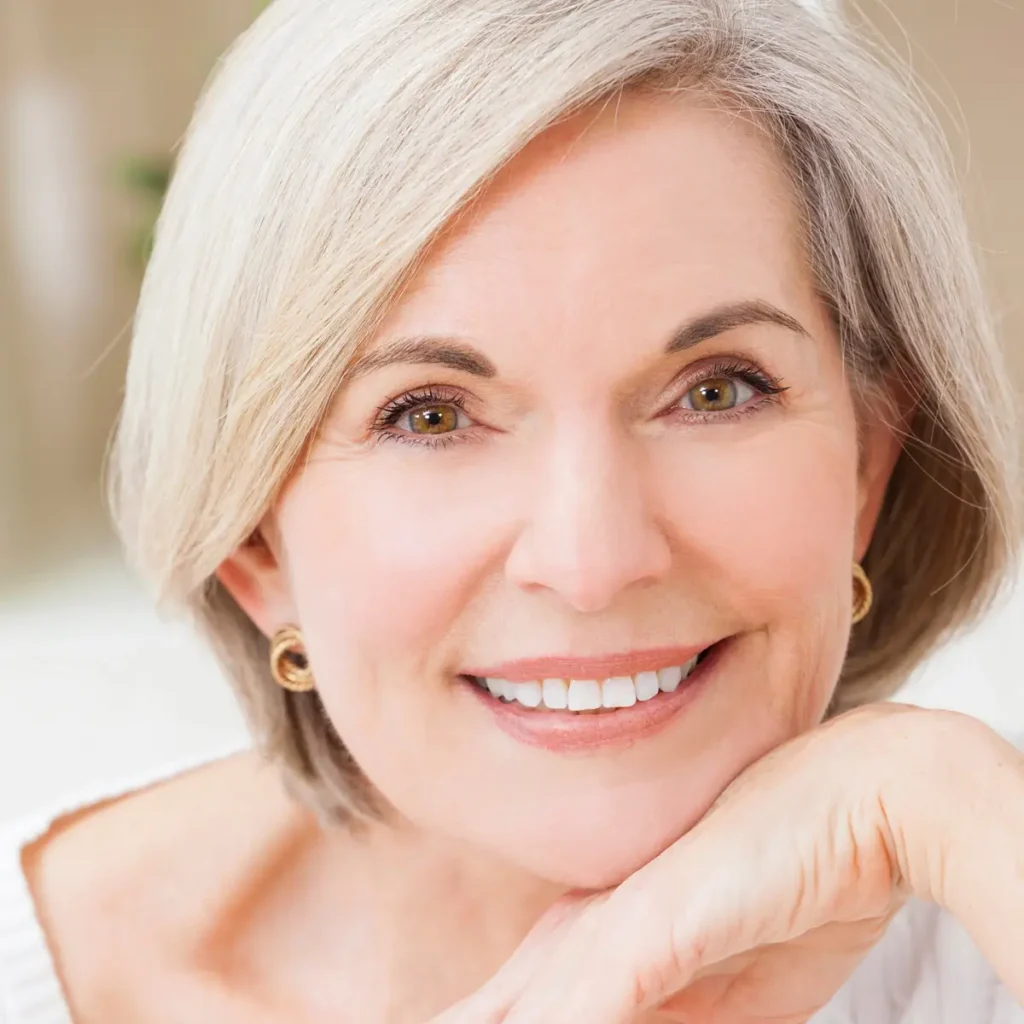 Eine Frau lächelt mit makellosem Gebiss - Anti-Aging für die Zähne