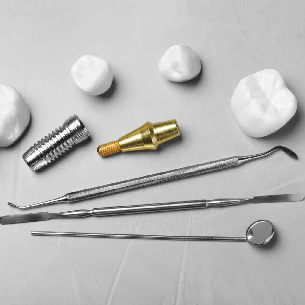Zahnimplantat, Abutment, Kronen und zahnärztliche Instrumente
