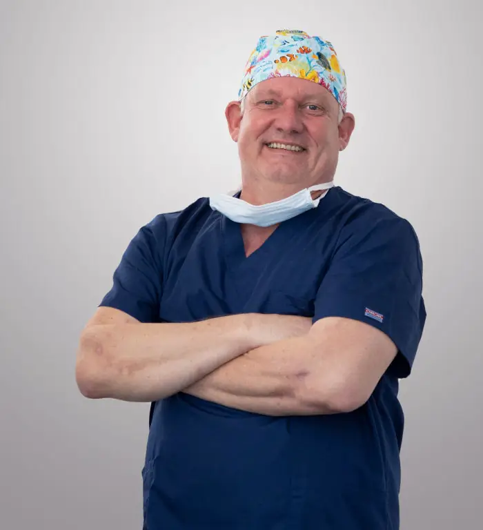 Dr. med. dent. Wolfgang Prinz, MDSc, in OP-Kleidung